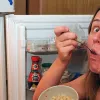Їсти на ніч не шкідливо, але дивлячись що: список продуктів, якими можна перекусити перед сном – сало відсутнє