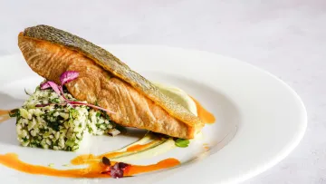 Де більше білка – у лосося чи курки? Дієтологи розкрили, яке м'ясо корисніше