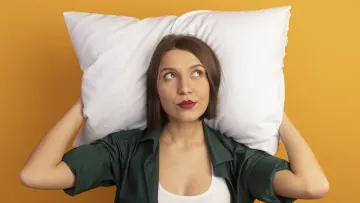 Китайські вчені виявили користь сну без подушки для пацієнтів із глаукомою: важливі висновки