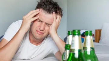 «Може зменшити похмілля»: лікарка-реаніматолог розповіла, що варто з'їсти перед алкогольним застіллям