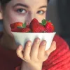 Що станеться з організмом, якщо щодня їсти полуницю: чи корисно зловживати смачною ягодою