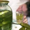 Позбавляє не лише від головної болі з похмілля: чим корисним огірковий розсіл – справжня аква віта