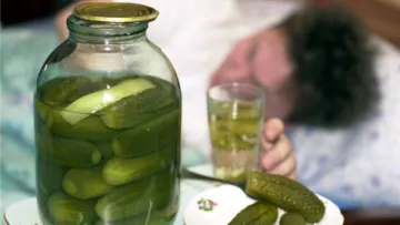 Позбавляє не лише від головної болі з похмілля: чим корисним огірковий розсіл – справжня аква віта