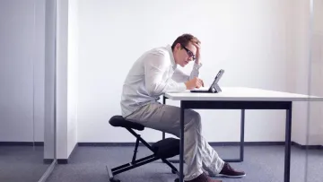 Тим, хто працює віддалено до уваги: британська лікарка розповіла, як уникнути гострого болю у спині