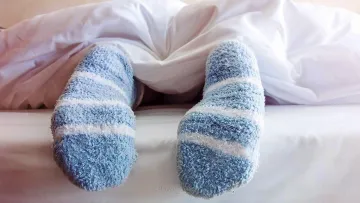 Чому краще спати у шкарпетках, а не босоніж: пояснення від американської сомнологині