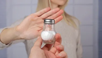 Ця звичка за столом збільшує ризик смерті на 28%: мова не про 100 грамів для апетиту