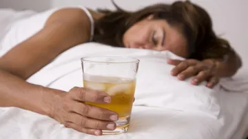 Кошмари та головні болі: лікар з Великої Британії розповів, що не можна пити перед сном – йдеться не про каву