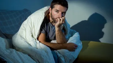 З цими продуктами та стравами нормального сну не буде: що краще не споживати на ніч