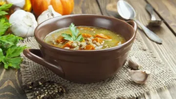 Не тільки із сочевиці: топ-7 корисних супів для підтримки імунітету 