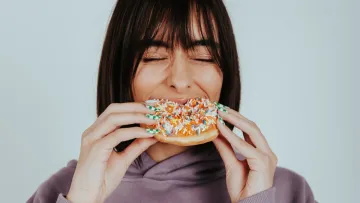 Коли їсти десерти: вчені назвали найбезпечніший час для солодощів