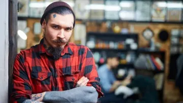 Глаукома чи пошкодження нерва: медики попередили про смертельну небезпеку татуювань для зору