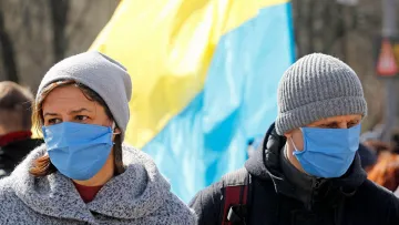 Захворюваність коронавірусом в Україні зростає: про що свідчать останні цифри та які симптоми