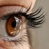 Красиво, але небезпечно: вчені зі США з'ясували, що нарощені вії можуть нашкодити очам