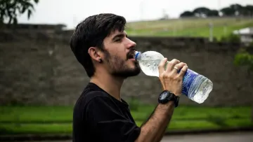 Чи варто пити 1,5-2 літри на добу: американський лікар чітко встановив денну норму рідини й аналоги води