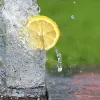 Чи дійсно корисно пити воду з лимоном: які вітаміни містить у собі напій та чи слід його вживати щоденно