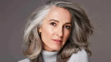 Американський науковець пояснив, чому насправді з'являється сивина: як цьому запобігти не фарбуючи волосся