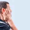 Норвезькі вчені з'ясували, чому в деяких людей постійно гуде у вухах: чи можна позбутися надокучливого звуку