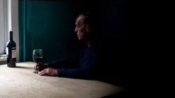 Британські вчені з'ясували, яка доза вина є небезпечною для здоров'я: скільки ж пити, щоб не спитися
