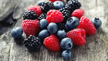 Не лише ягоди: дієтологи назвали 4 продукти, які миттєво стабілізують рівень цукру в крові