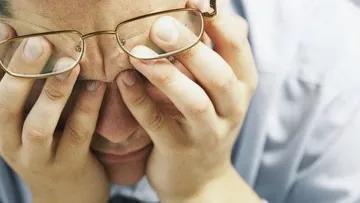 Заснув обличчям вниз і розірвав очне яблуко: п’яний чоловік частково осліп через необачність – фото травми