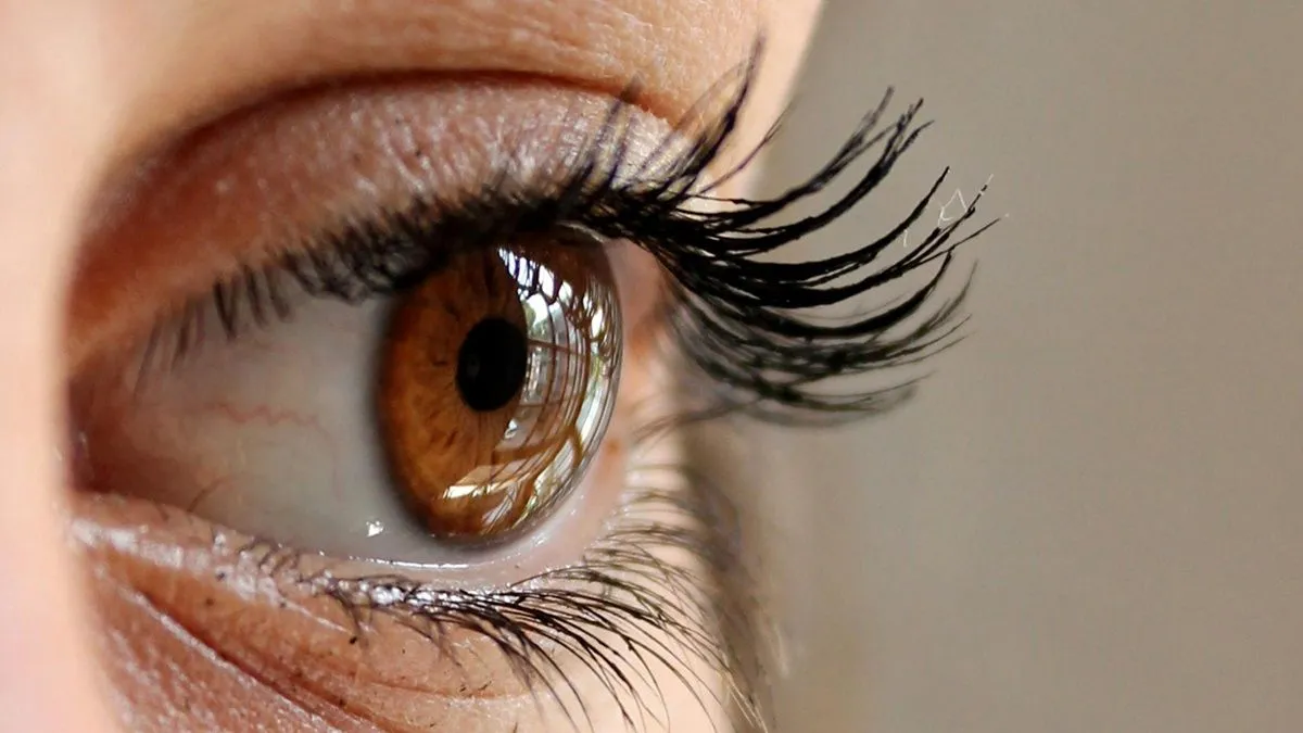 Красиво, але небезпечно: вчені зі США з'ясували, що нарощені вії можуть нашкодити очам