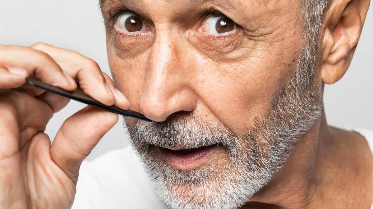 Виривання волосся з носа може призвести до проблем: дерматолог пояснила всі ризики