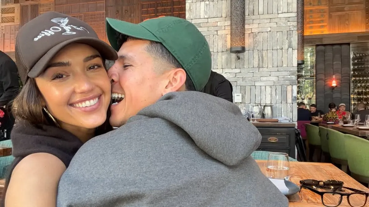 З ідеальною фігурою та новим коханим: Джессіка Альба підтвердила відносини і похизувалась стрункою талією 