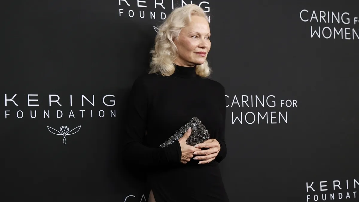 Памела Андерсон вразила сміливим образом у Нью-Йорком: акторка одягла сукню Gucci з розрізом до стегна