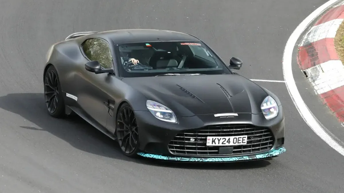 Шпигунські знімки Aston Martin Vanquish S: майбутній флагман тестують на легендарній трасі