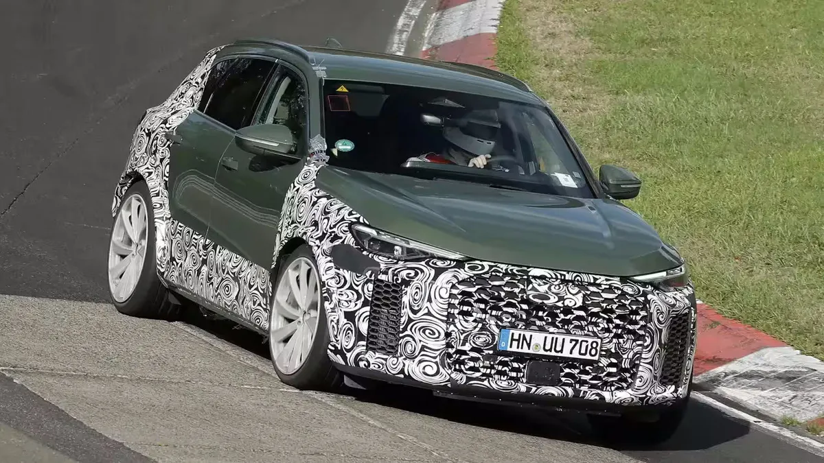 Представлено новий Audi RS Q5: потужний гібрид у двох версіях кузова вже проходять випробування