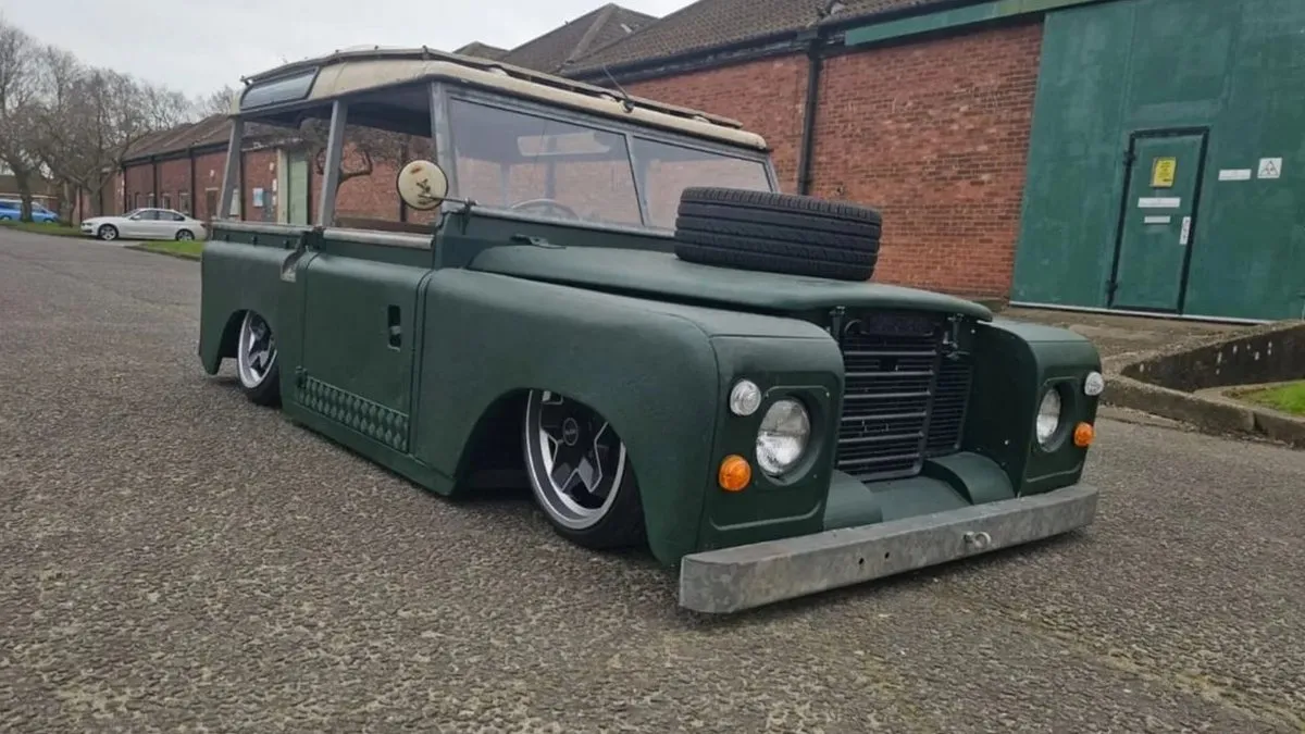 Не переїде навіть «лежачого поліцейського»: найнижчий у світі Land Rover виставили на продаж