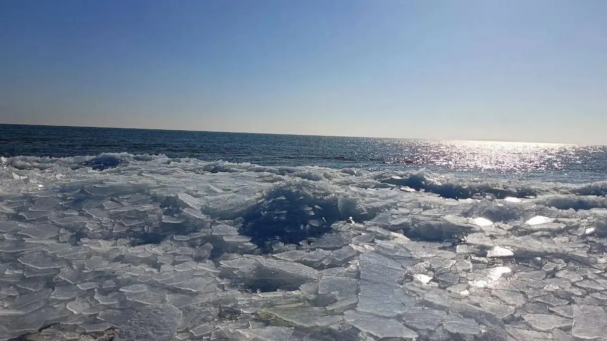 Вперше за десятиліття: Азовське море біля Кирилівки вкрилося кригою