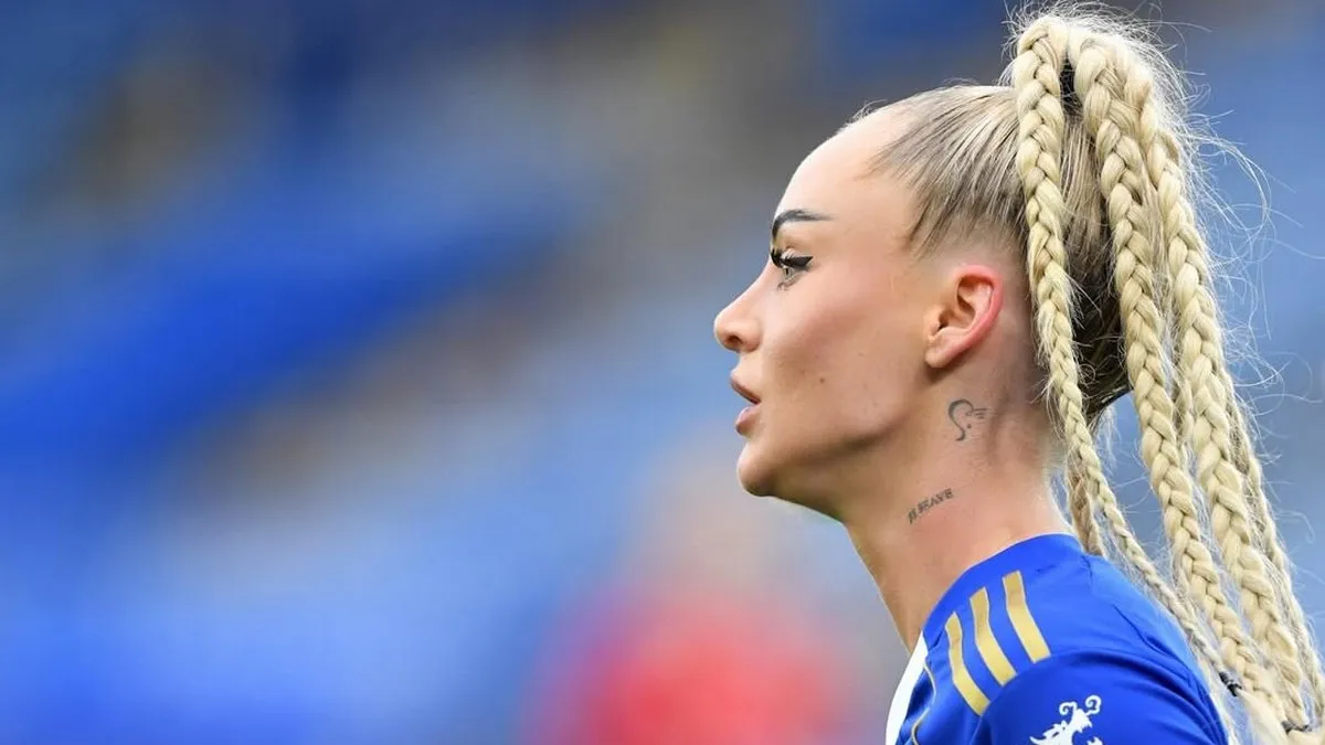 Mercedes-Benz за 130 тисяч фунтів: футболістка-модель Аліша Леманн вразила коштовним оновленням автопарку