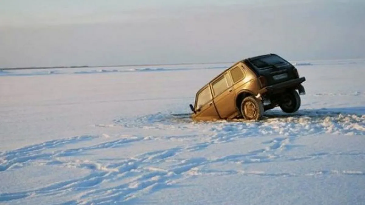 На Київському морі позашляховик провалився під кригу: відео та подробиці з місця трагедії
