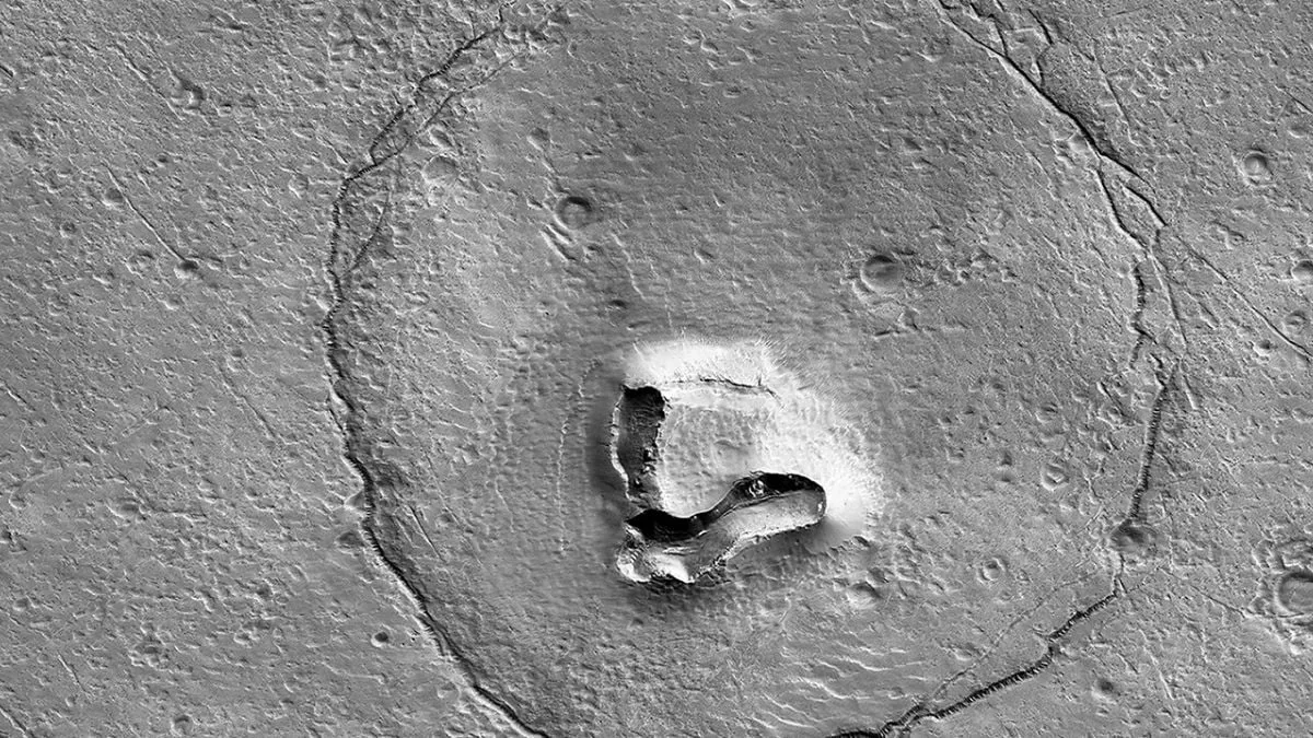 Гігантський «ведмідь» дивиться в космос: апарат NASA зафіксував загадковий силует на Марсі