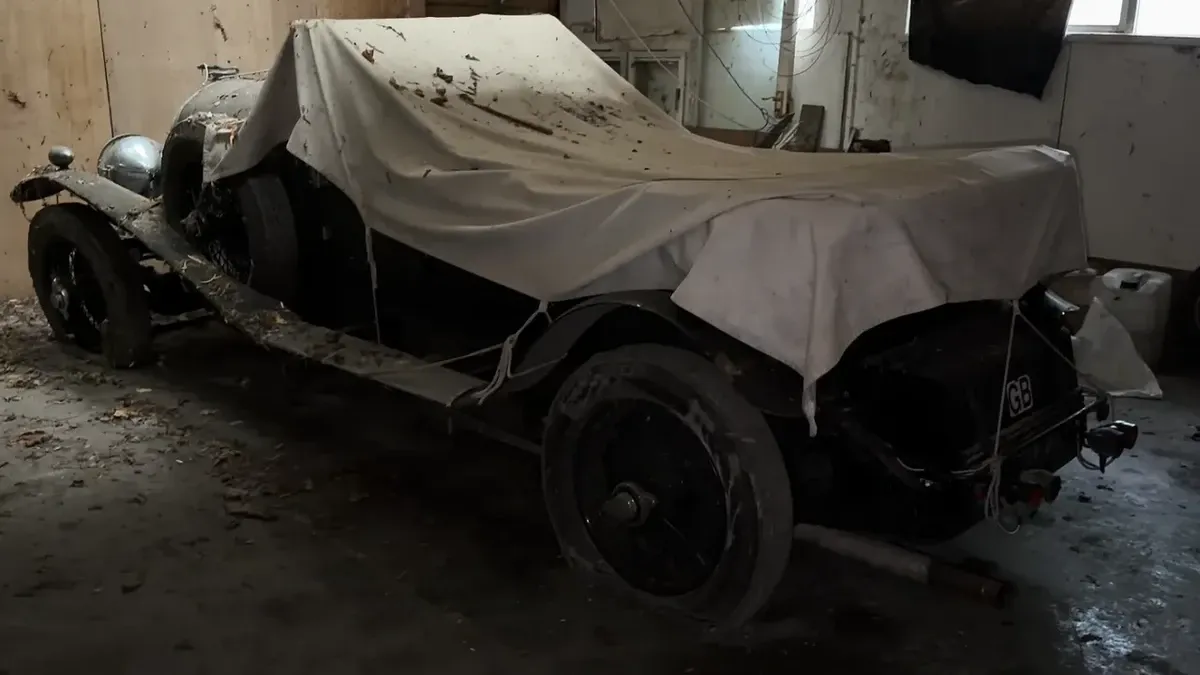 Bentley 1928 року за мільйон доларів знайшли в старому сараї: таких авто випустили лише 720