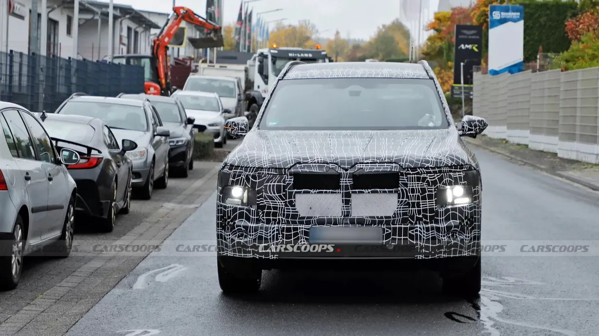 Інтрига навколо покращеного дизайну флагмана BMW: як буде виглядати X7 нового покоління