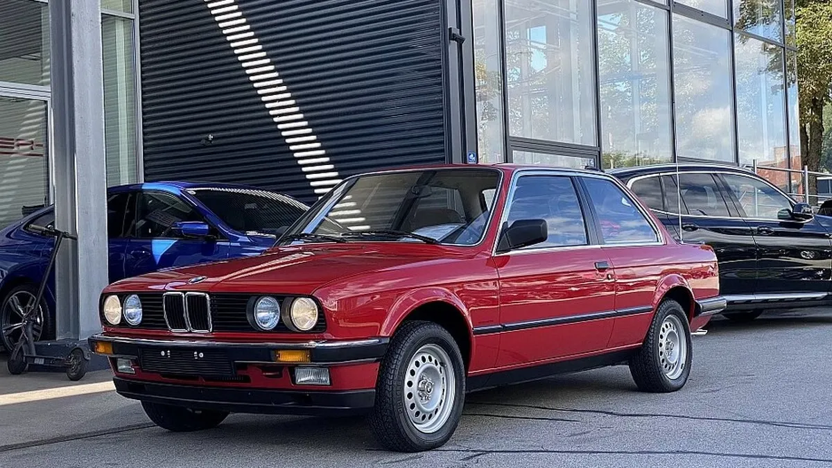 У Європі продають рідкісний BMW: 40-річна модель 323i E30 має лише 260 км пробігу