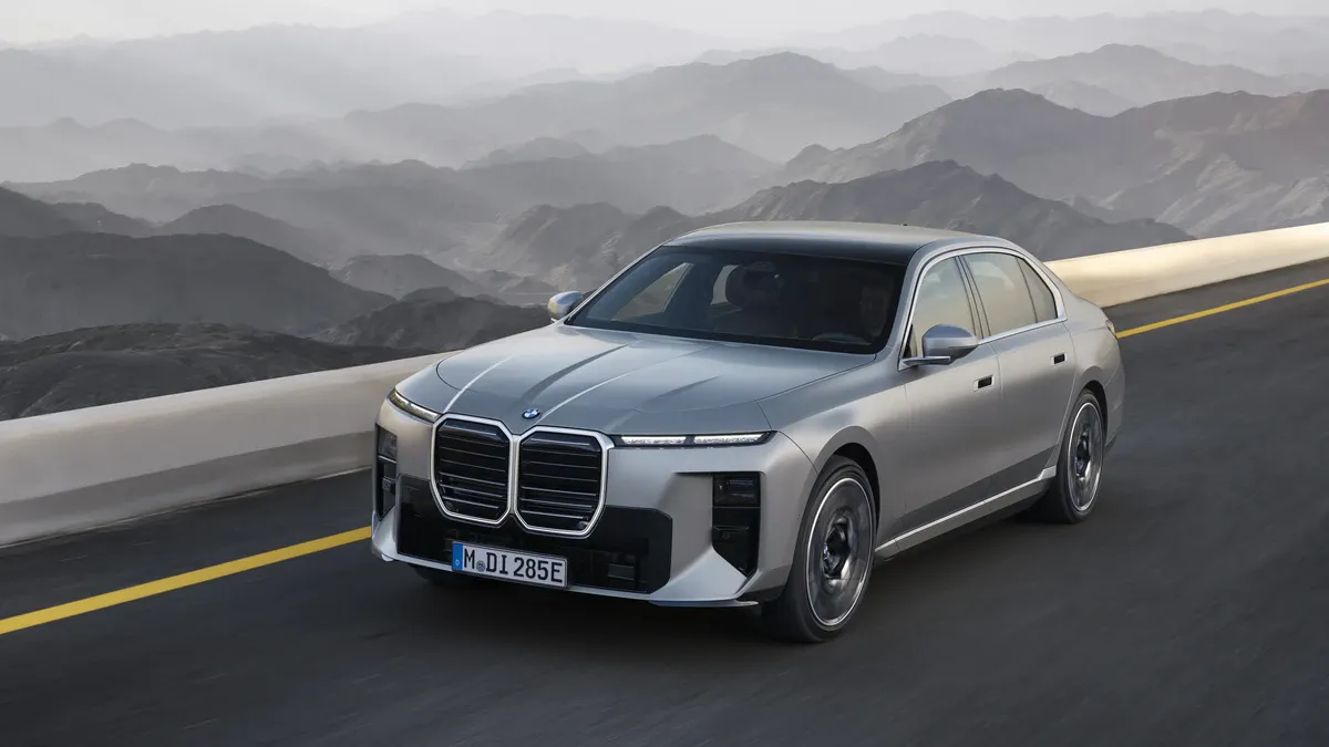 Рідкісний BMW i7 M70 помітили в Києві: електроседан на 680 сил здивував характеристиками та ціною