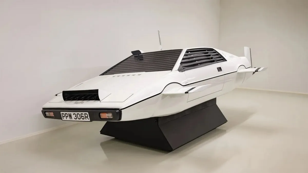 Авто Lotus Esprit із фільму про Джеймса Бонда виставлено на аукціон: скільки просять за автомобіль-субмарину