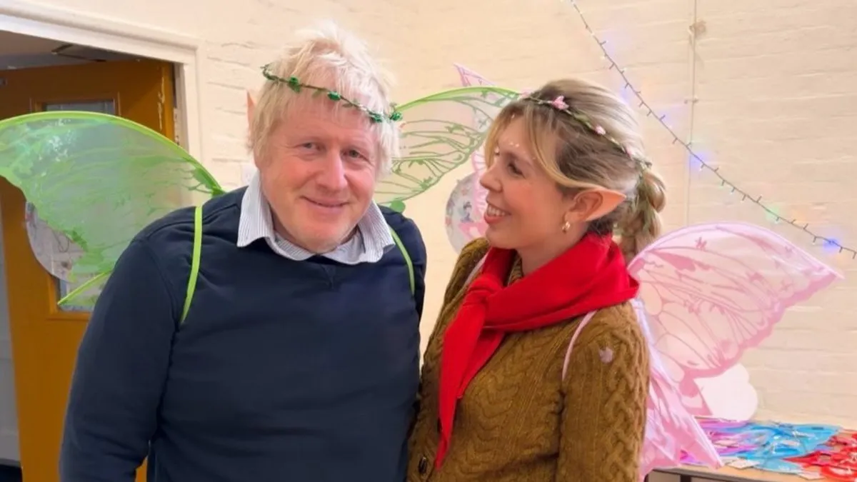 Борис Джонсон у костюмі феї Дінь-Дінь станцював на святі доньки: незвичне фото експрем’єра Великої Британії