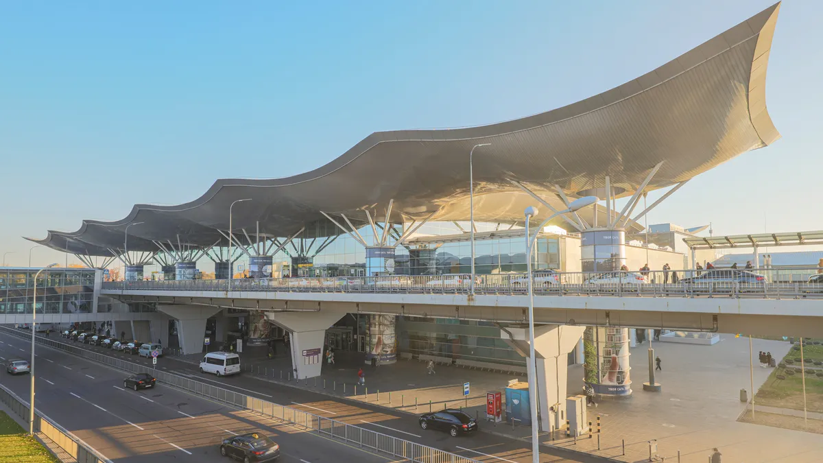 Звідки українцям швидше летіти у 2026: повний гід аеропортами Польщі, Румунії, Молдови та Угорщини