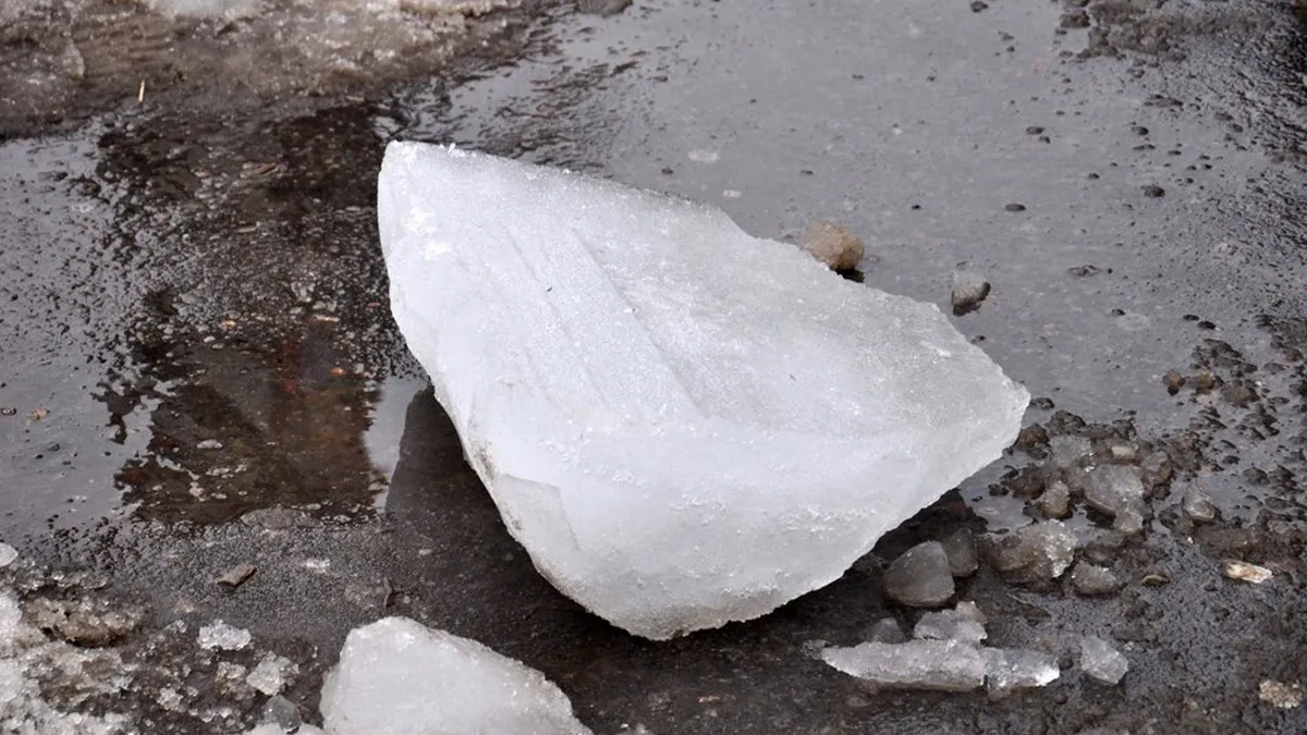 Льодова брила ледь не вбила людей у центрі Луцька: в мережі шириться відео з місця події 