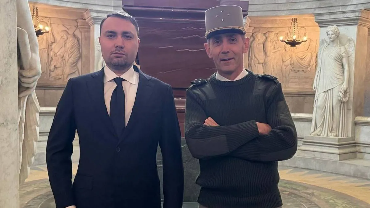 Буданов як голова Офісу президента у діловому костюмі відвідав Париж: скільки коштує вбрання ексочільника ГУР