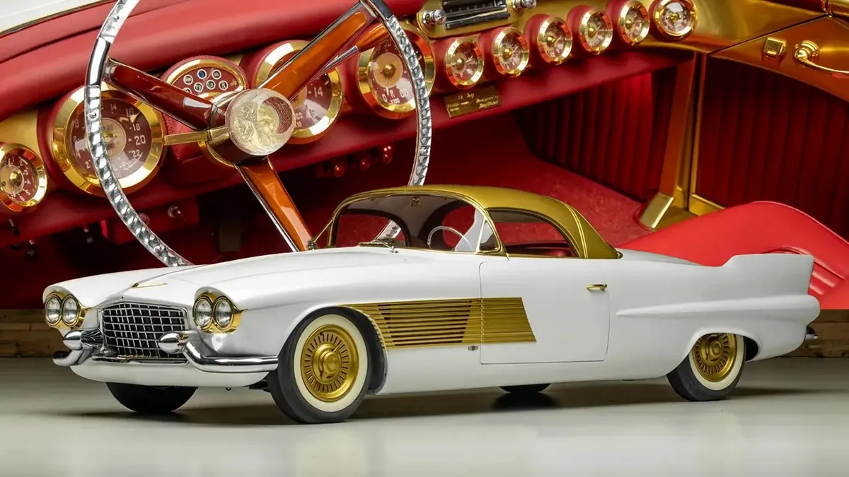 Рідкісний Cadillac Elegante 1955 привернув увагу: концепт із золотими деталями виставили на продаж