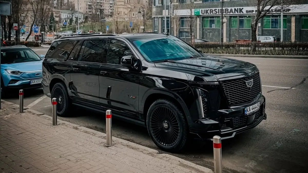 На дорогах Києва помітили Cadillac Escalade-V: як виглядає авто вагою 3 тони вартістю 11 млн