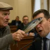  Пенсіонер вдарив скумбрією по лобу депутата міськради: яке суд призначив покарання