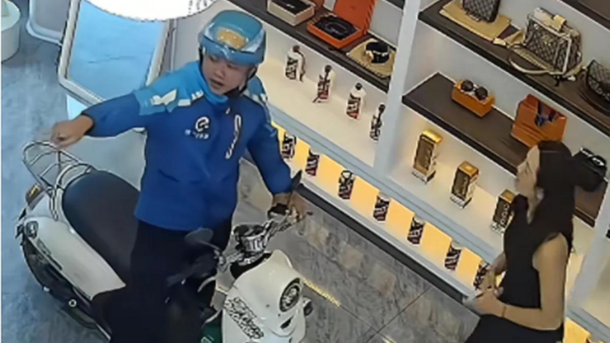 Кур’єр у Китаї увірвався на мопеді у бутик Chanel: водій пішов на шалений вчинок заради коханої - відео