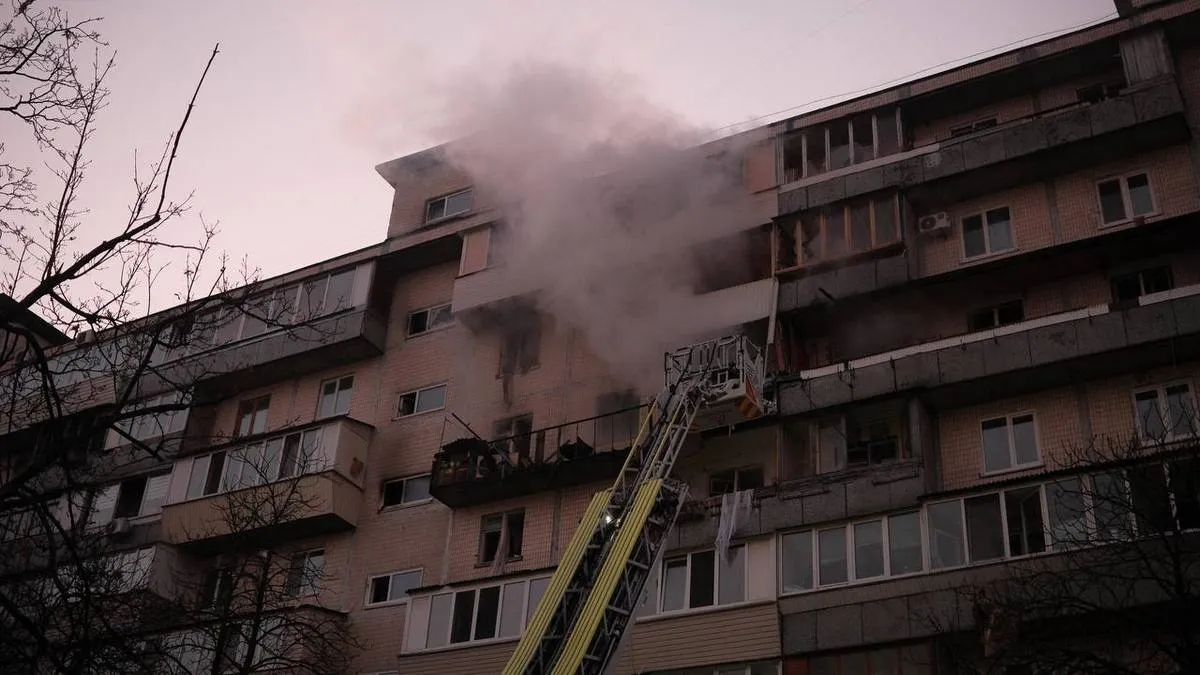 «На шостому поверсі жила сім'я»: рятувальник в Києві гасив пожежу у власній квартирі під час атаки росіян