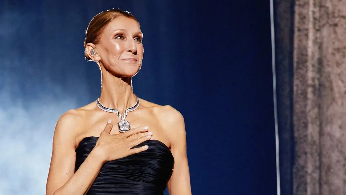 Селін Діон здивувала чорною сукнею від Balenciaga: співачка перетворила Париж на власний подіум